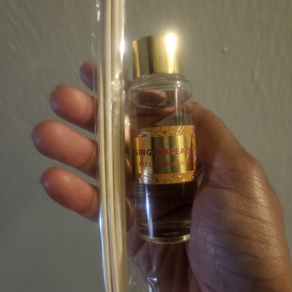Gingerbread Reed Diffuser Set - Pink Liquid with Gold Cap - Picture 3 of 3